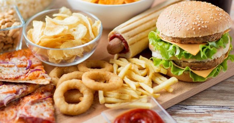 Nhóm thực phẩm nên hạn chế để bảo vệ tinh trùng